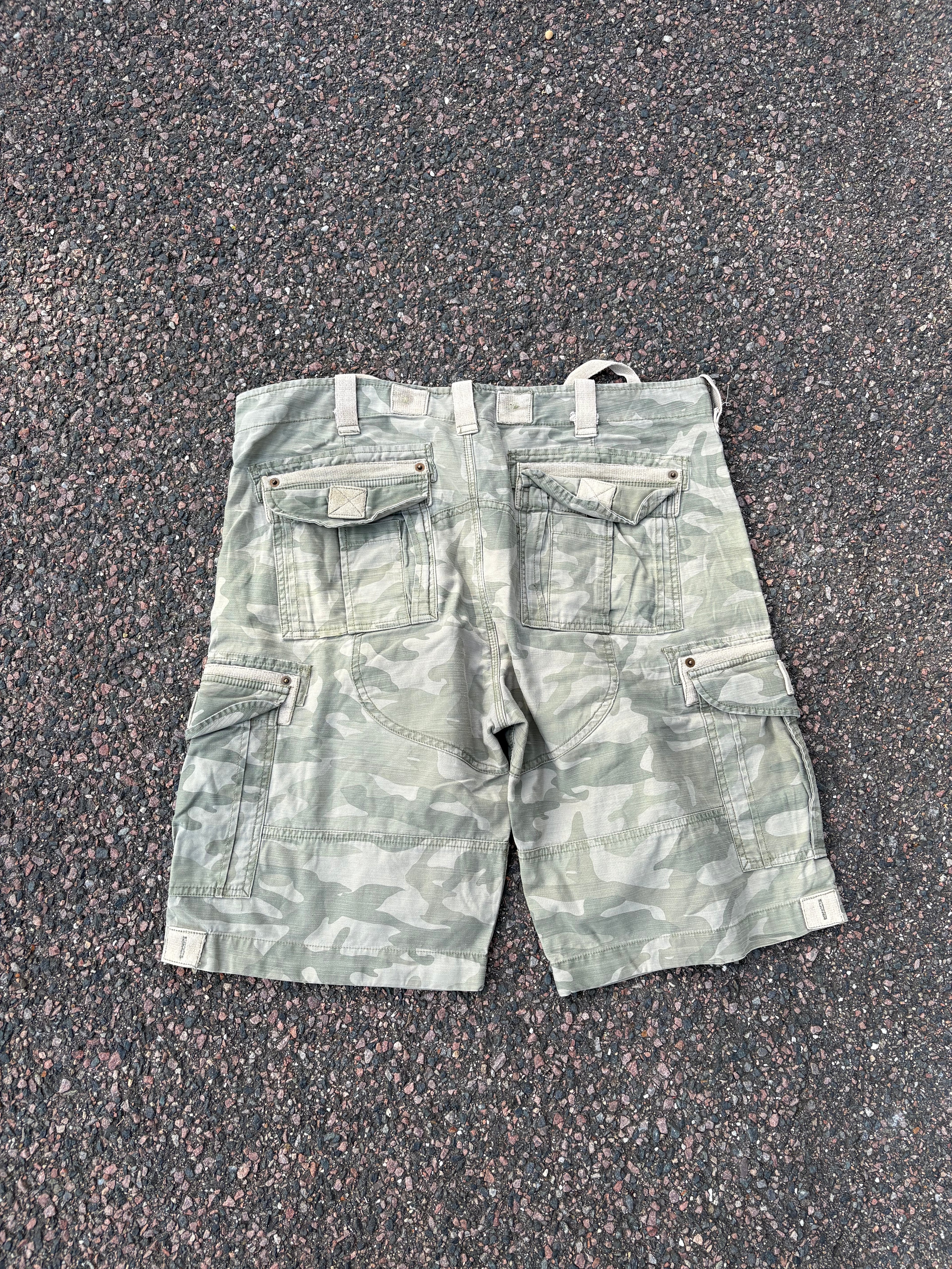 Baggy cargo camo shorts