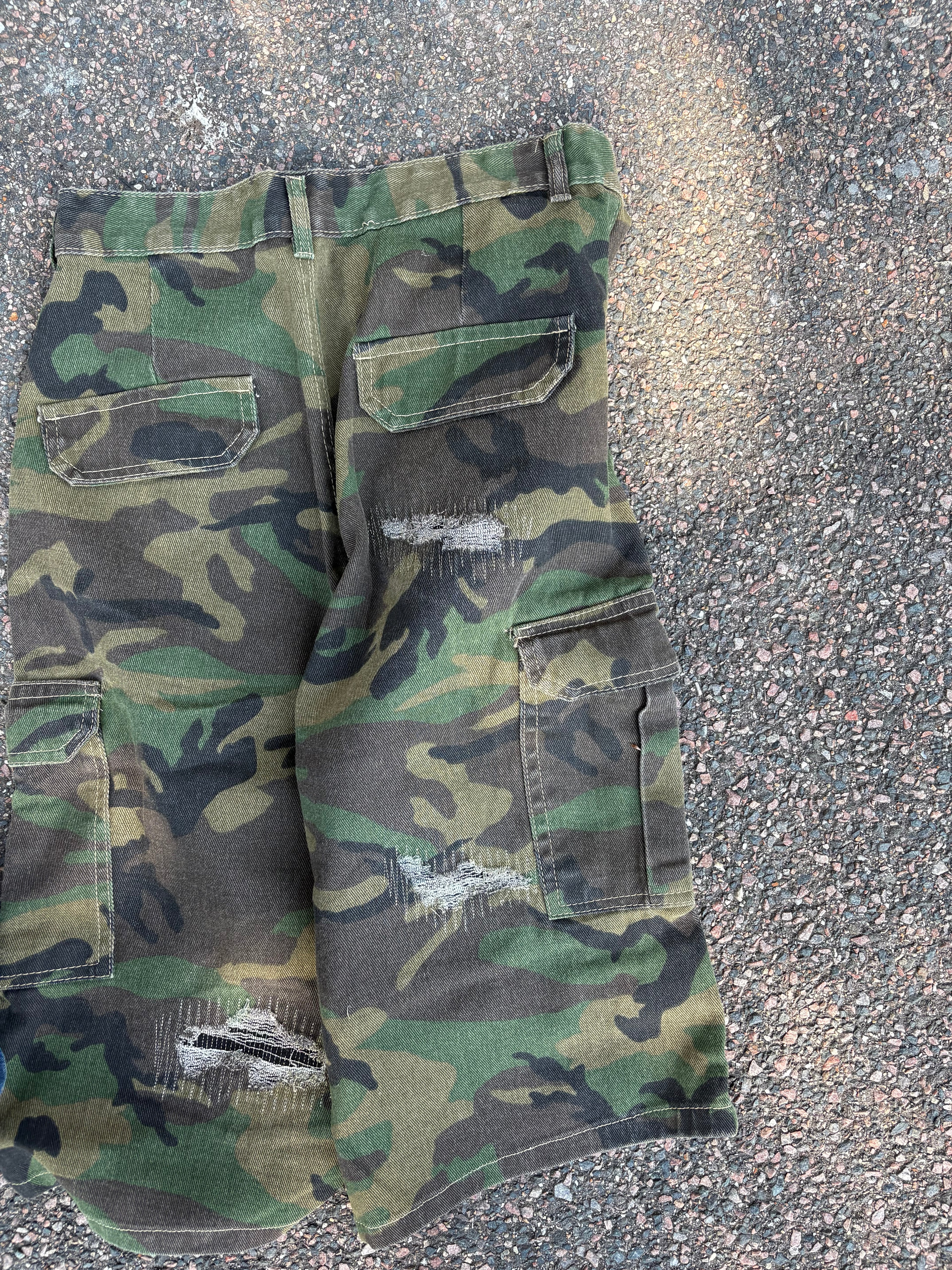 Wide fit capri cargo camo shorts
