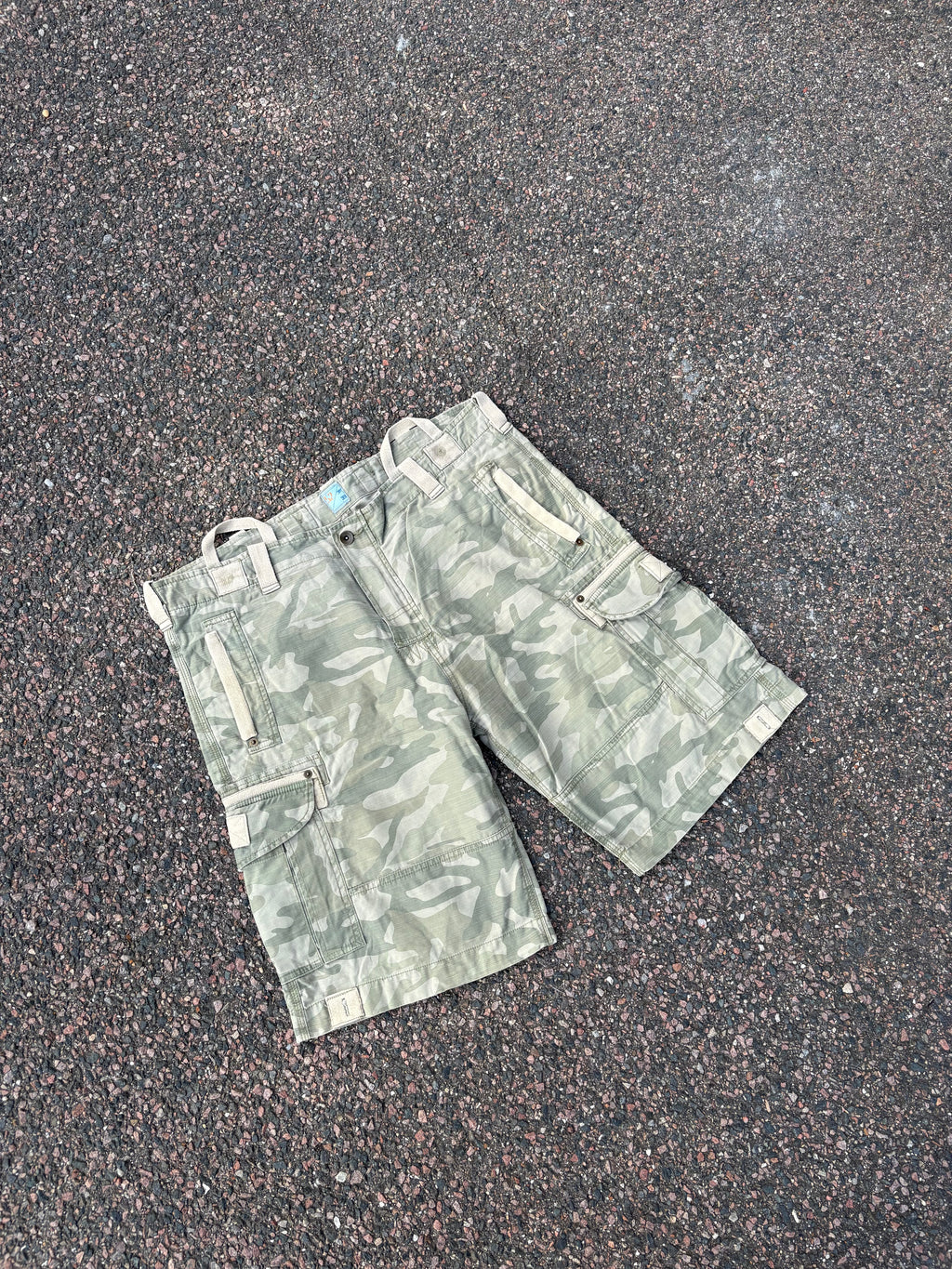 Baggy cargo camo shorts