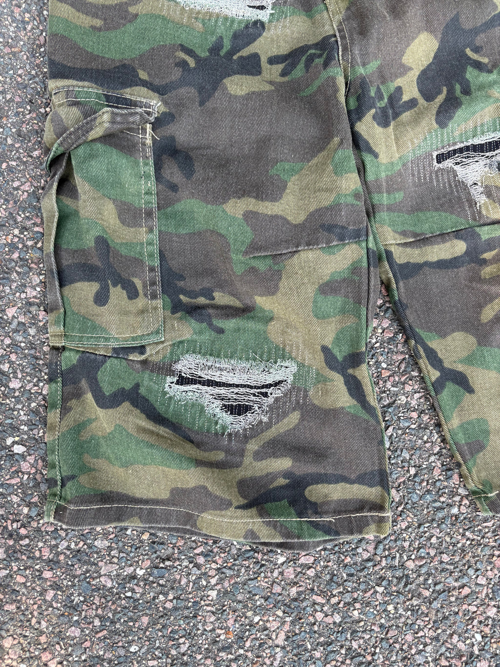 Wide fit capri cargo camo shorts