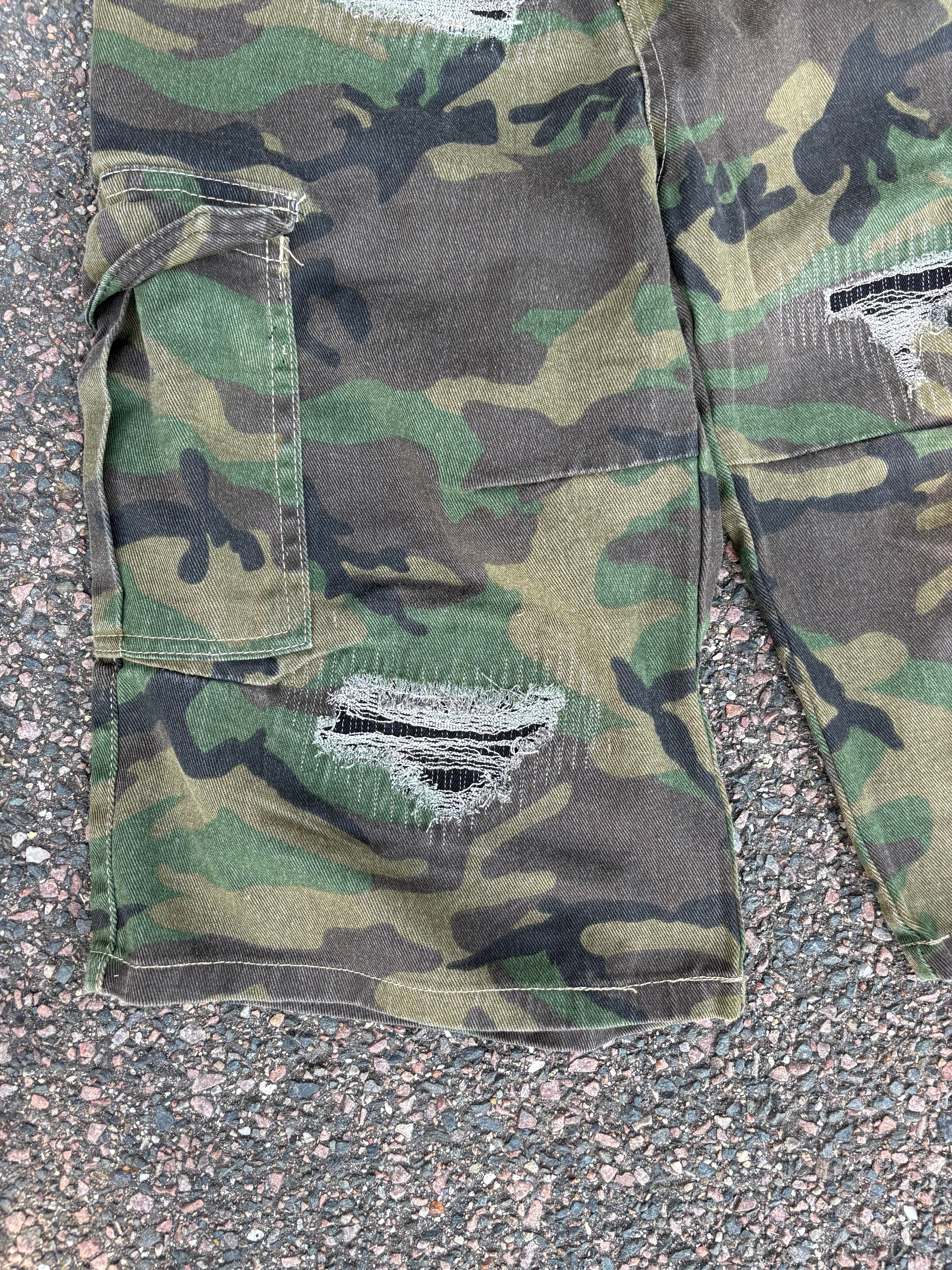 Wide fit capri cargo camo shorts