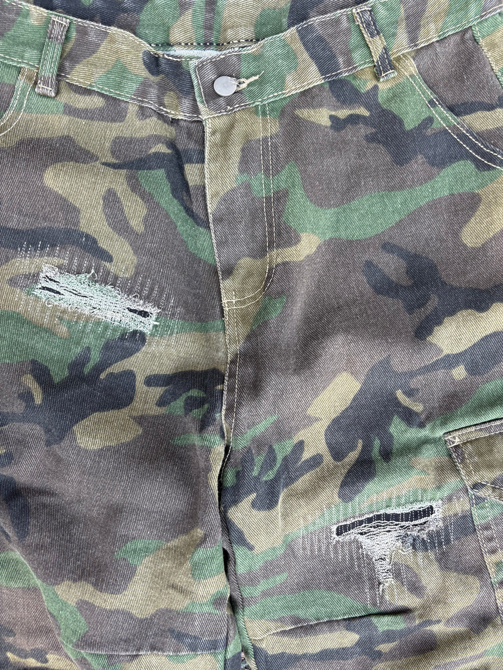 Wide fit capri cargo camo shorts