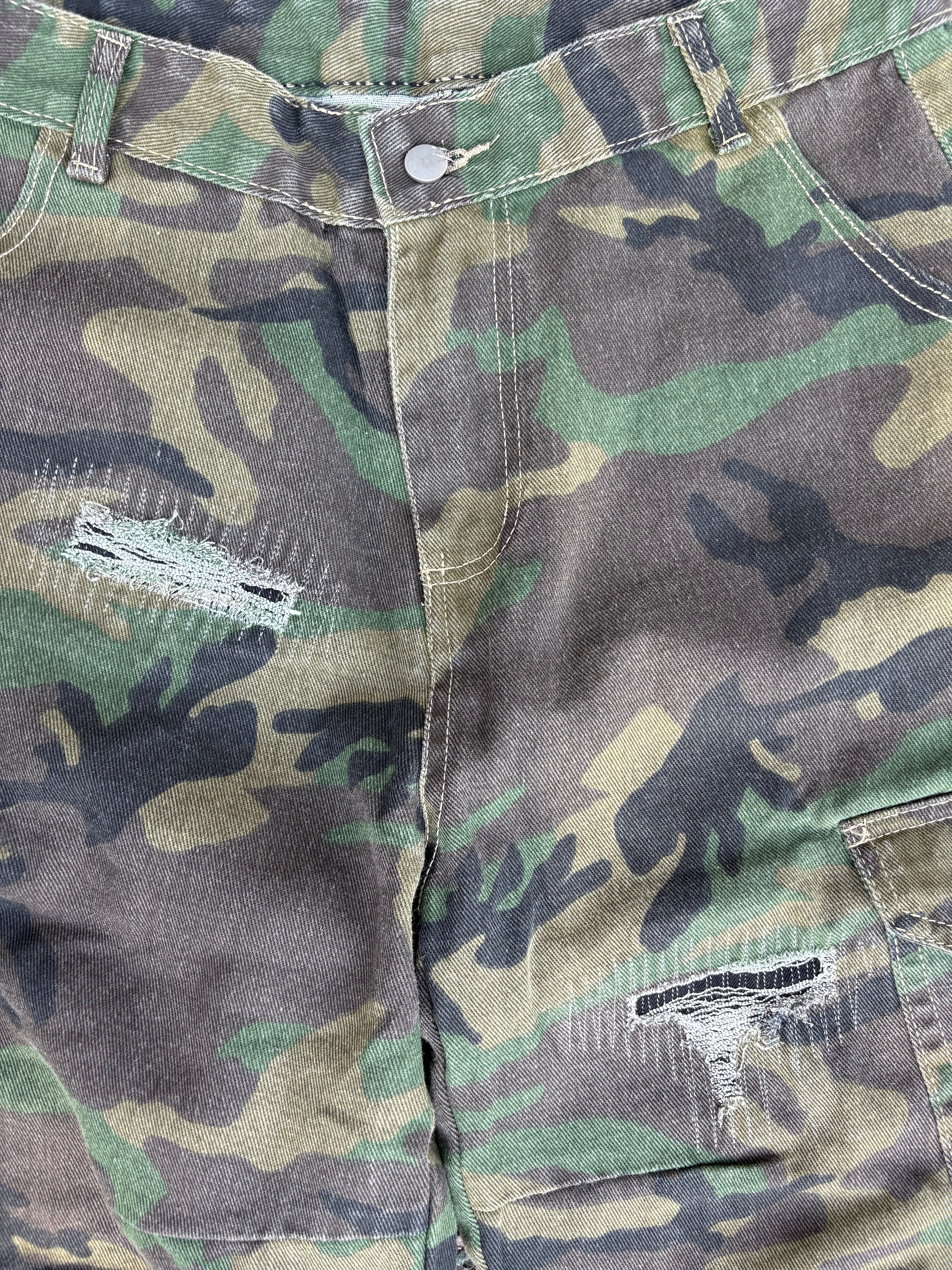 Wide fit capri cargo camo shorts