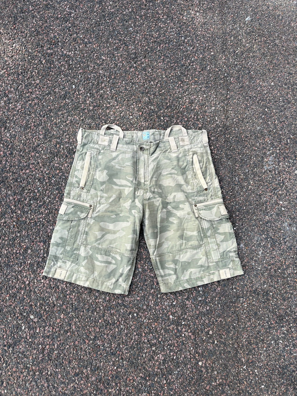 Baggy cargo camo shorts