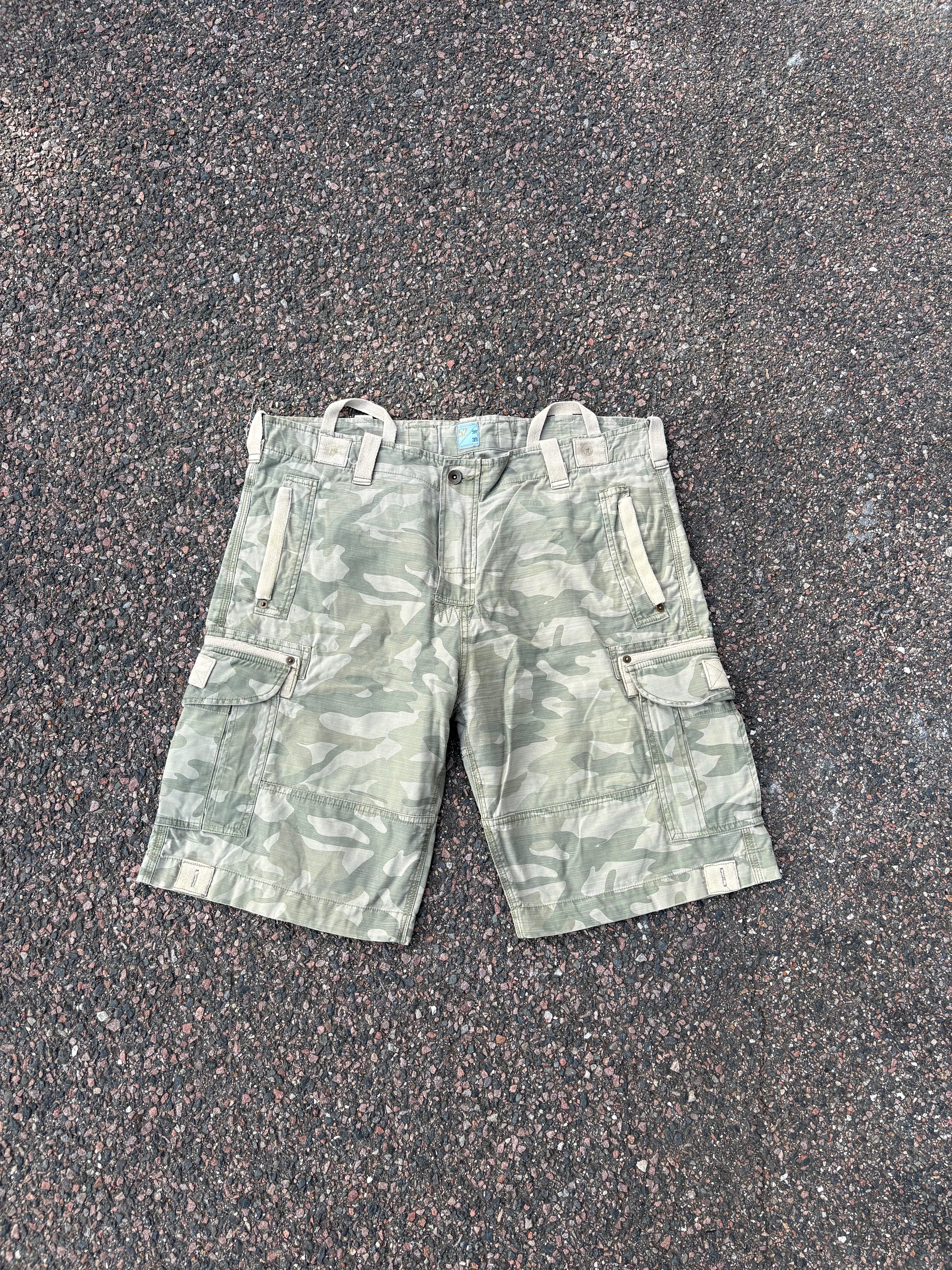 Baggy cargo camo shorts