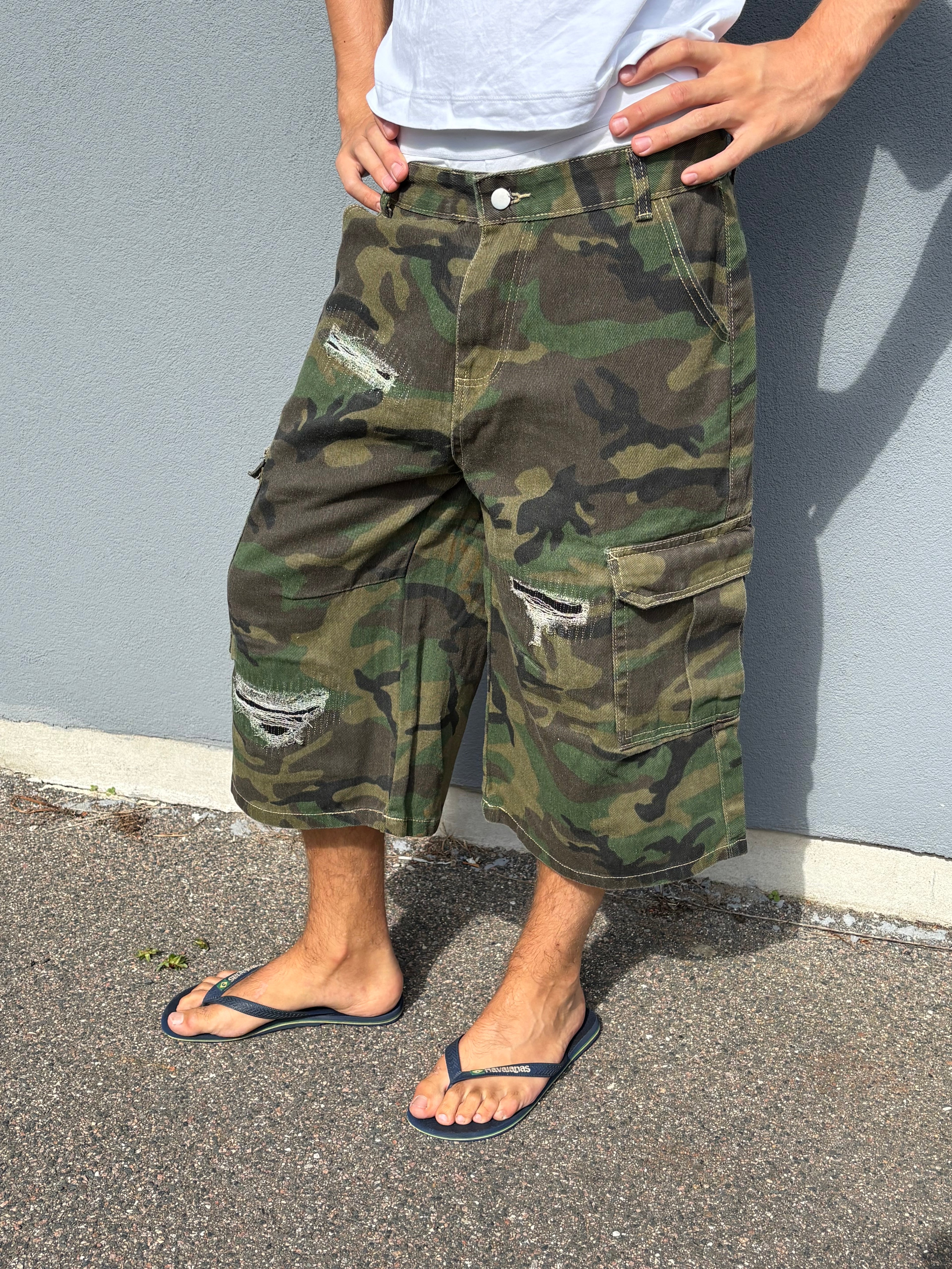 Wide fit capri cargo camo shorts