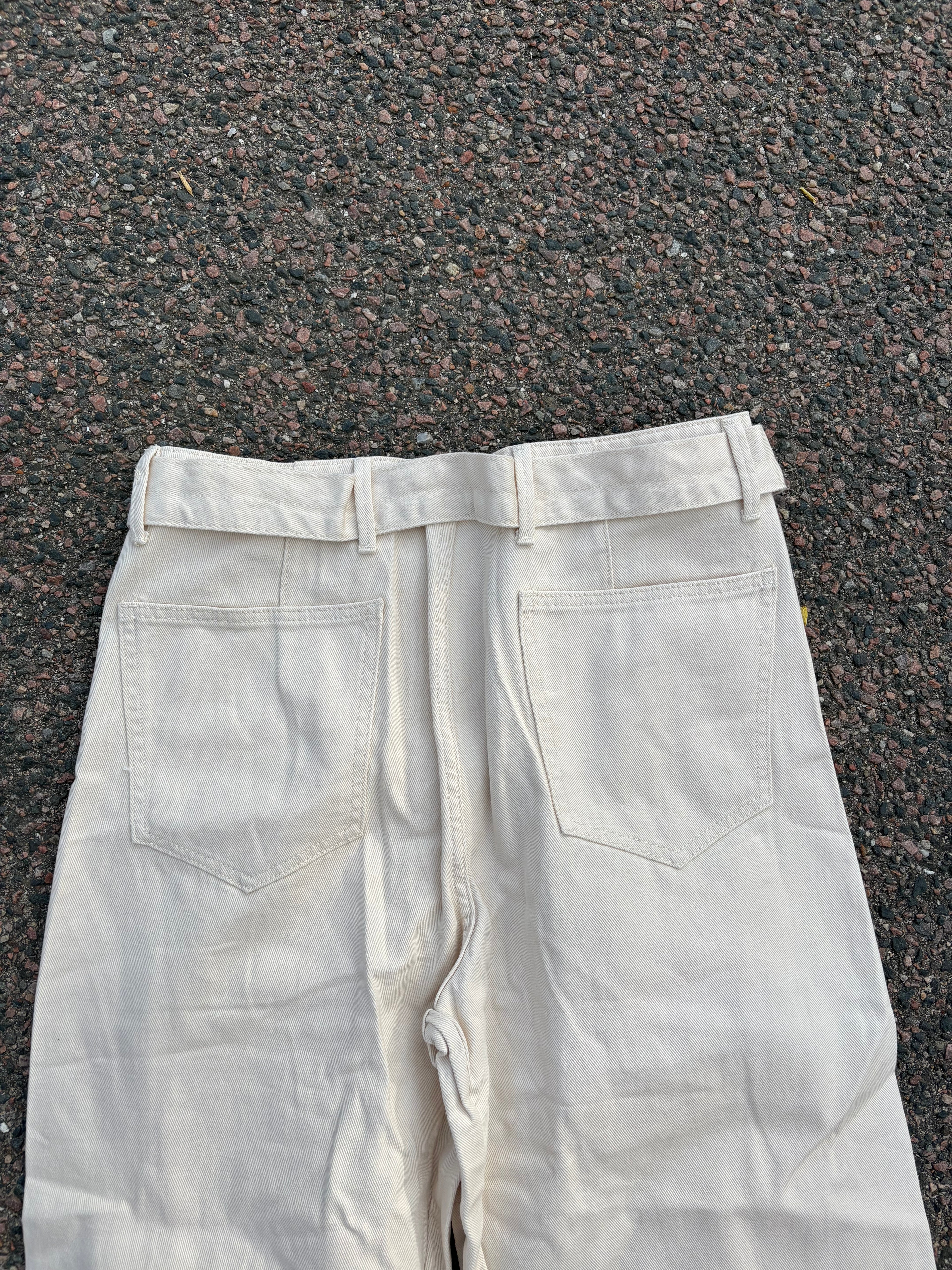 White waistbelt pants wide