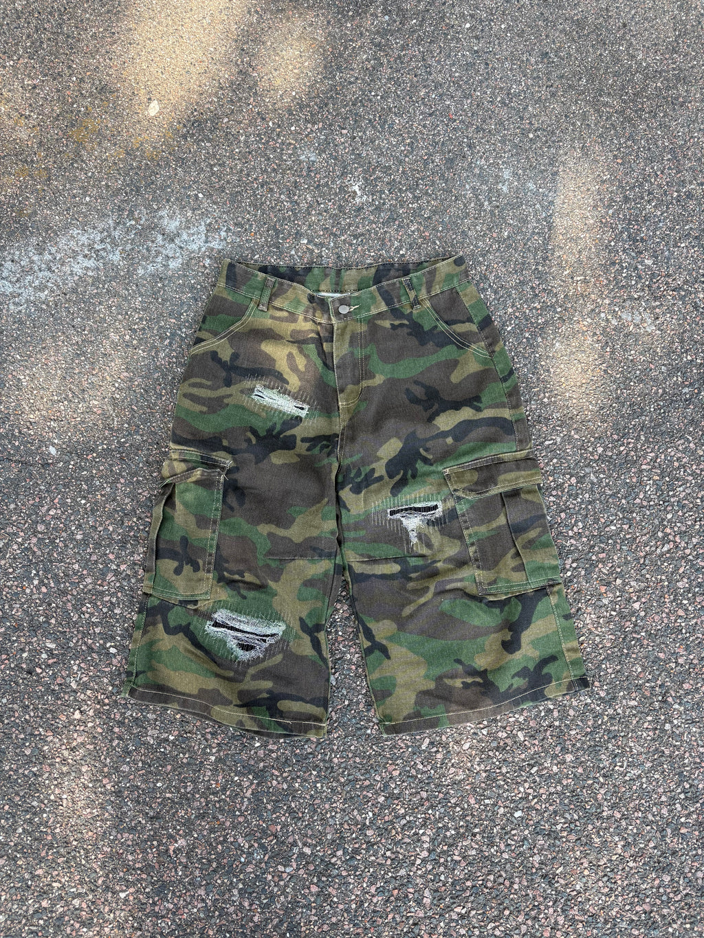 Wide fit capri cargo camo shorts