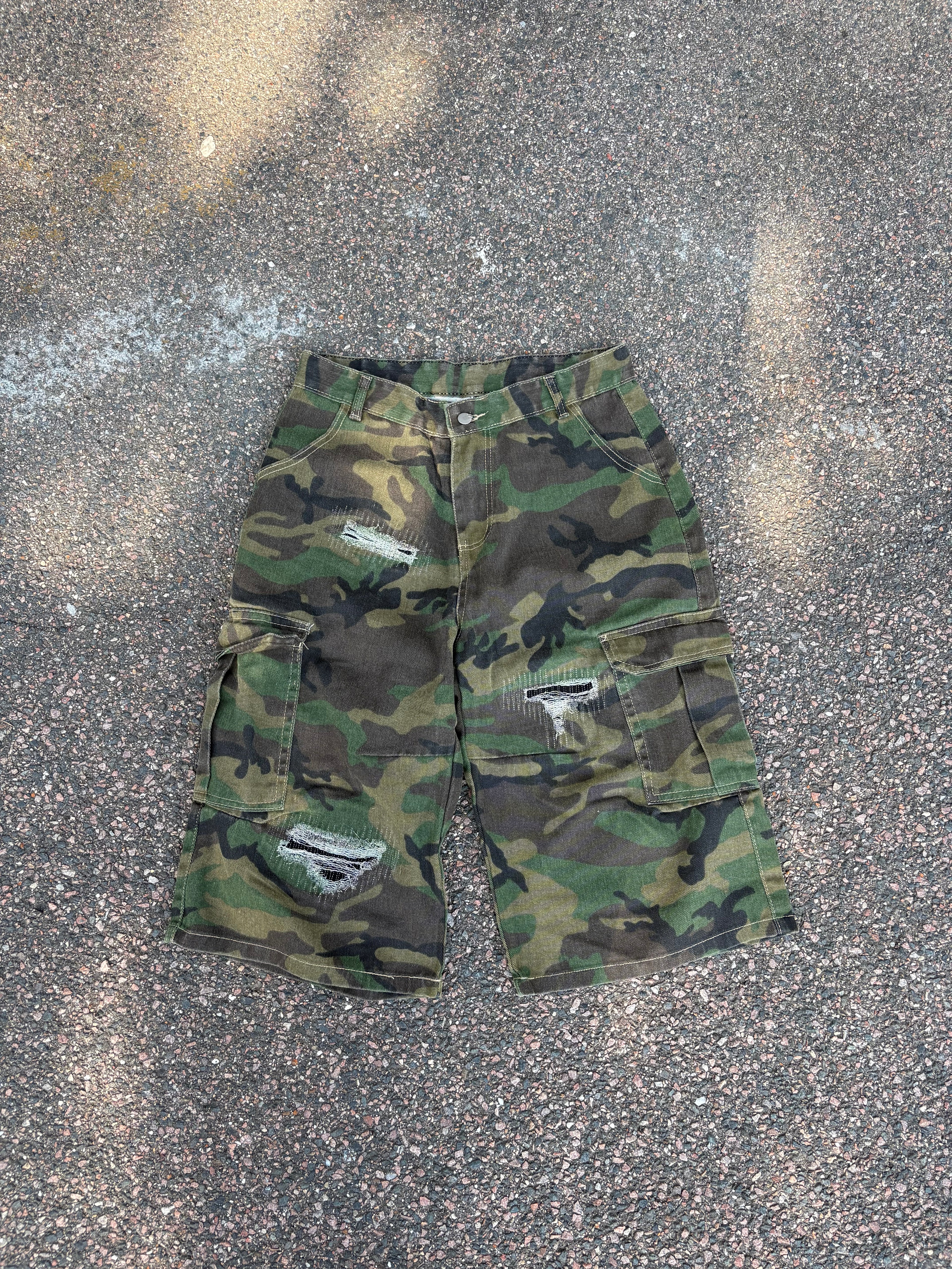 Wide fit capri cargo camo shorts