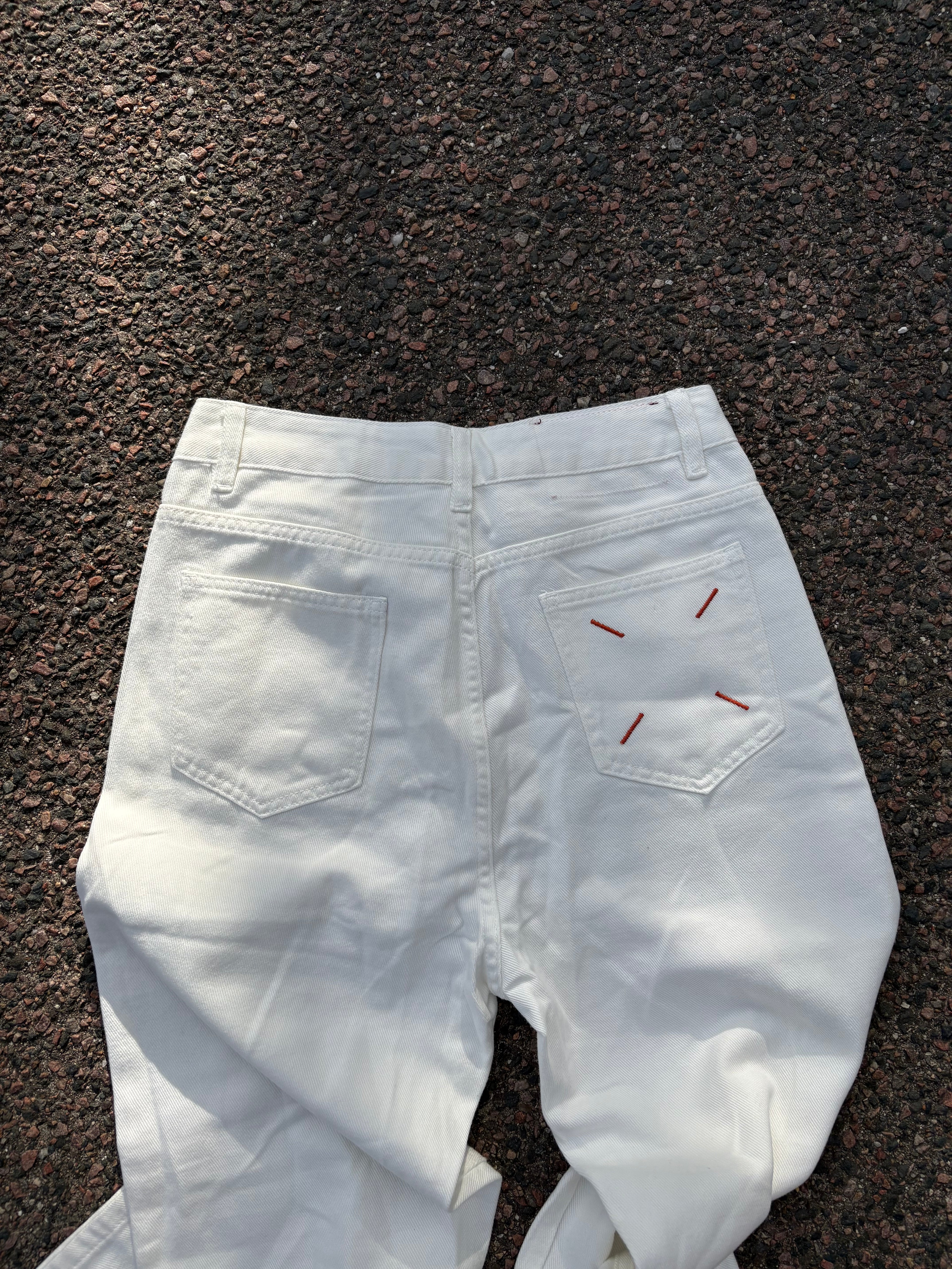 Straight fit white jeans 4 stitches