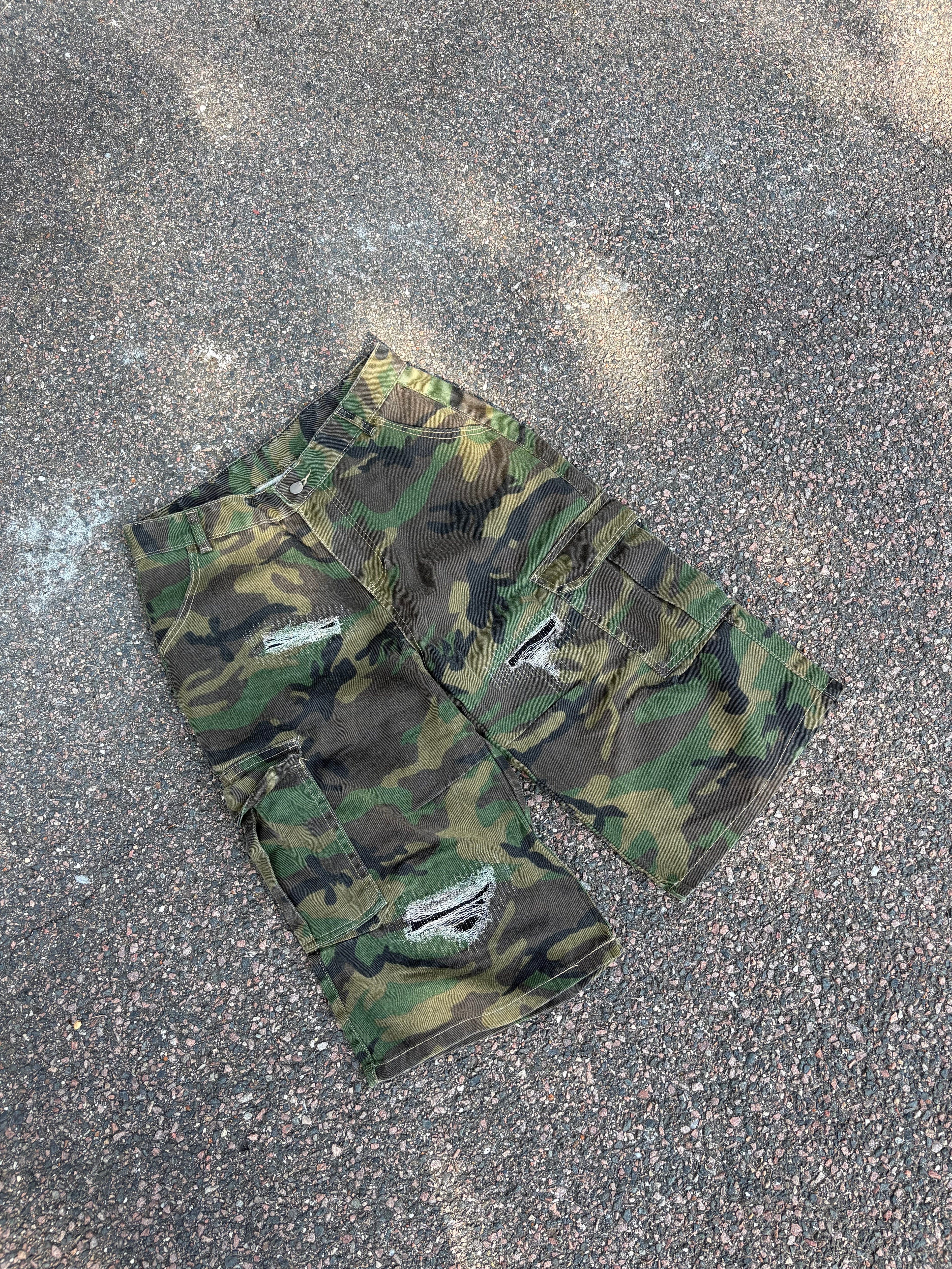 Wide fit capri cargo camo shorts