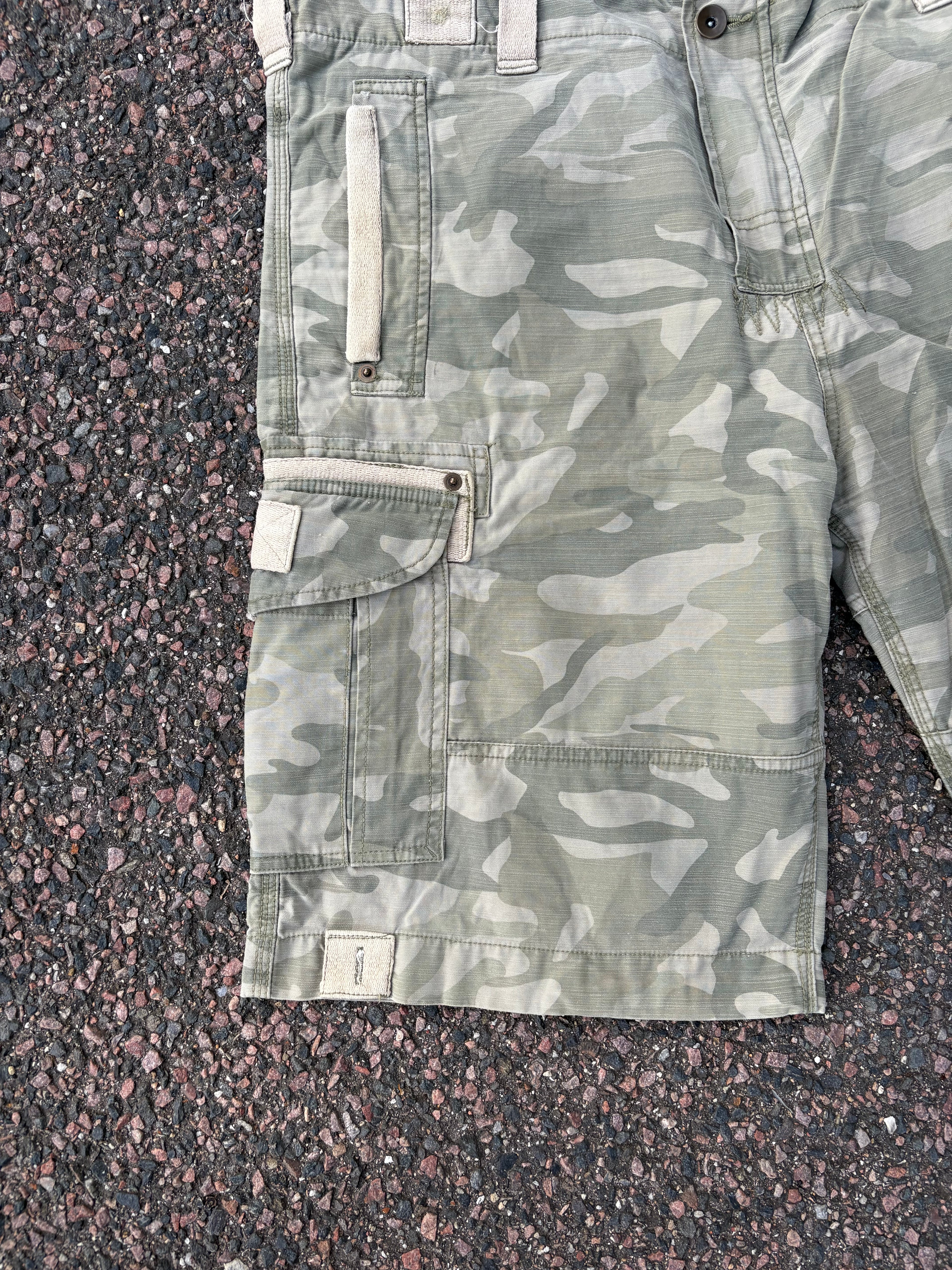 Baggy cargo camo shorts
